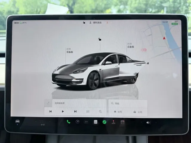 Tesla Model 3 — Фото автомобиля 10