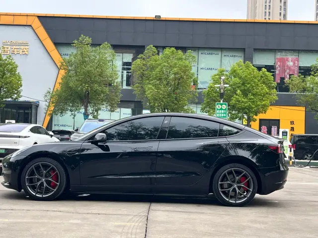 Tesla Model 3 — Фото автомобиля 5