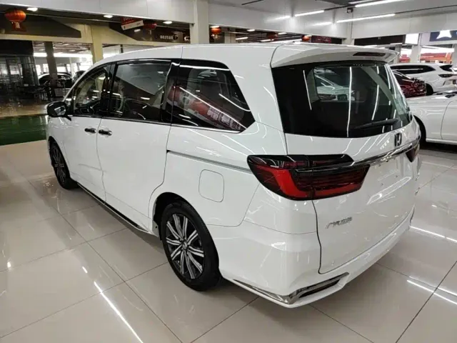Honda Odyssey 2024 2.0L e:HEV Sharp·Comfort Edition — Фото автомобиля 4