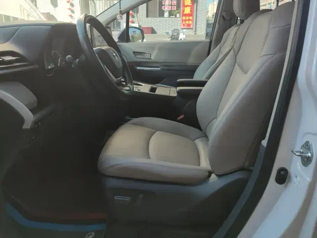 Toyota Sienna — Фото автомобиля 9