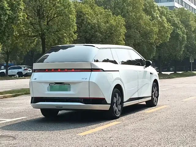Xpeng X9 — Фото автомобиля 19