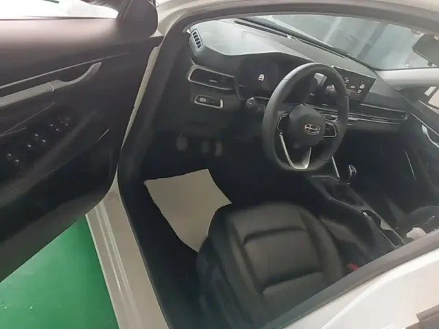 Geely Emgrand — Фото автомобиля 15