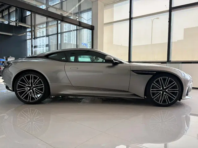 Aston Martin DB12 — Фото автомобиля 2