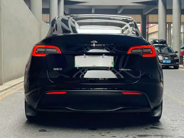 Tesla Model Y — Фото автомобиля 4