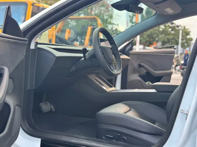 Tesla Model 3 — Фото автомобиля 9