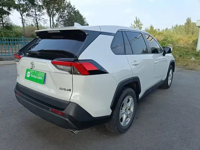 Toyota RAV4 — Фото автомобиля 4