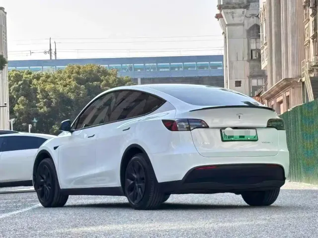 Tesla Model Y — Фото автомобиля 4