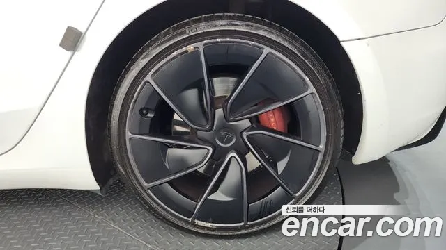 Tesla Model 3 — Фото автомобиля 18
