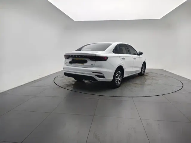 Geely Emgrand — Фото автомобиля 7