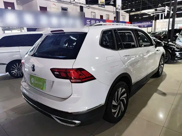 Volkswagen Tiguan L — Фото автомобиля 4