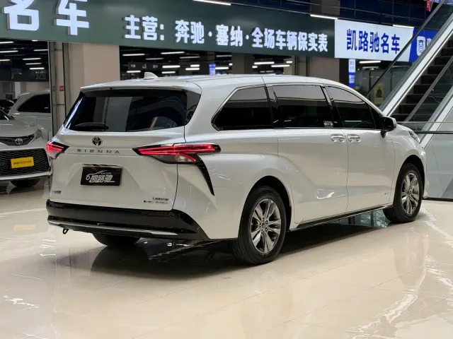 Toyota Sienna — Фото автомобиля 11