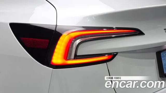 Tesla Model 3 — Фото автомобиля 8