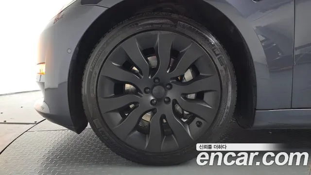 Tesla Model 3 — Фото автомобиля 5