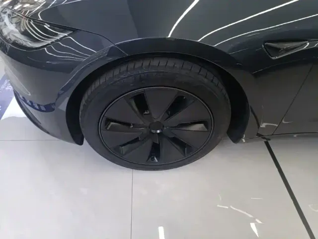 Tesla Model 3 — Фото автомобиля 22