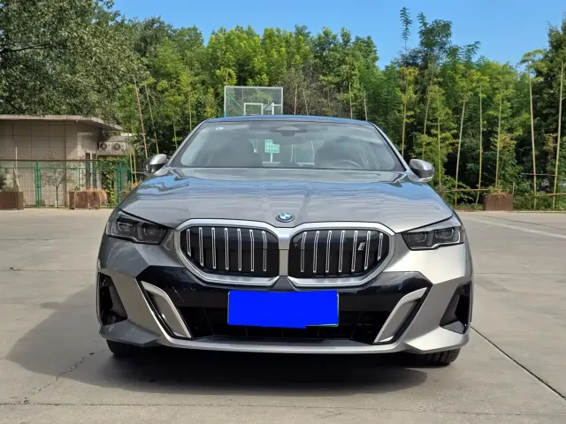 BMW i5 — Фото автомобиля 2