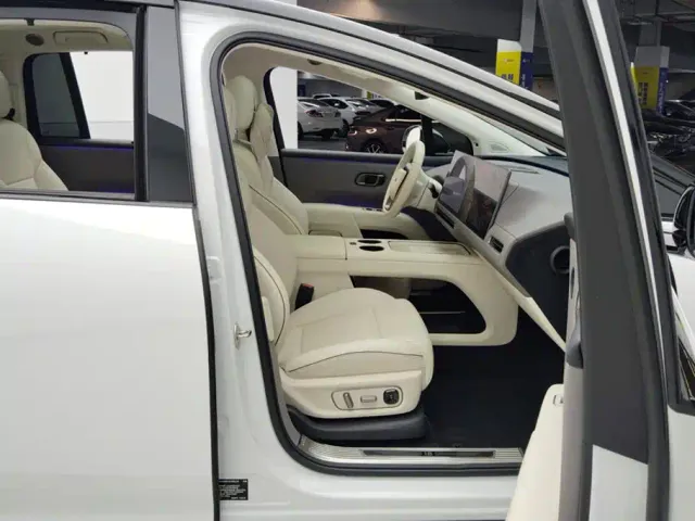Li Auto i8 — Фото автомобиля 8