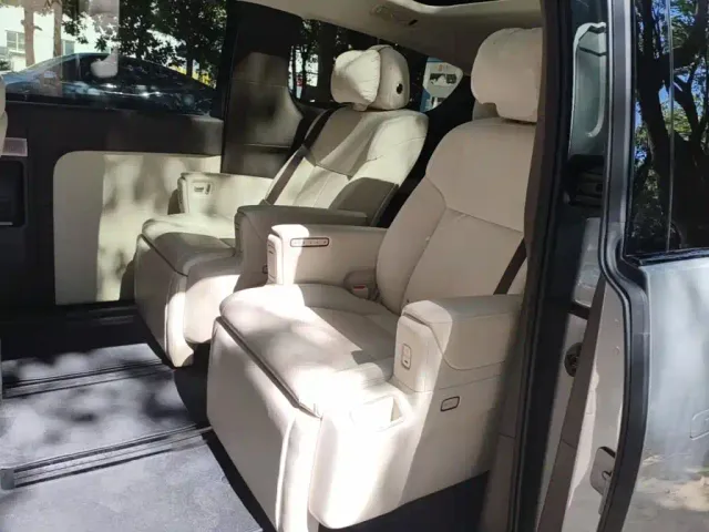 Li Auto MEGA — Фото автомобиля 16