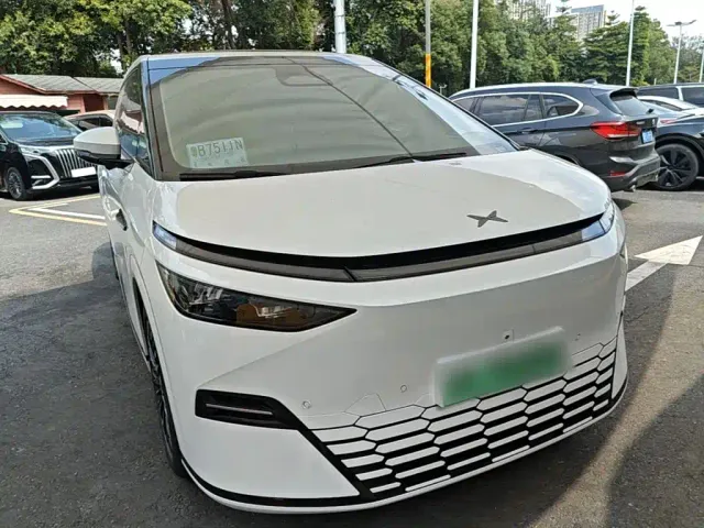 Xpeng X9 — Фото автомобиля 3