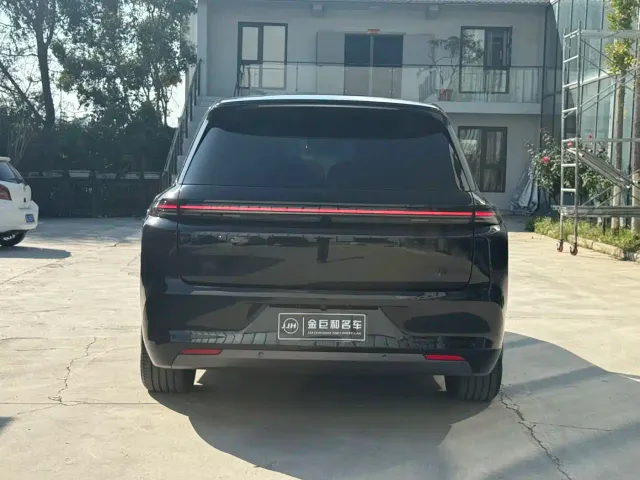 Li Auto L8 — Фото автомобиля 16