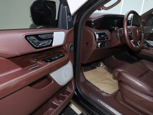 Lincoln Navigator — Фото автомобиля 8