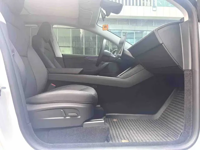 Tesla Model Y — Фото автомобиля 8