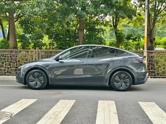 Tesla Model Y — Фото автомобиля 3
