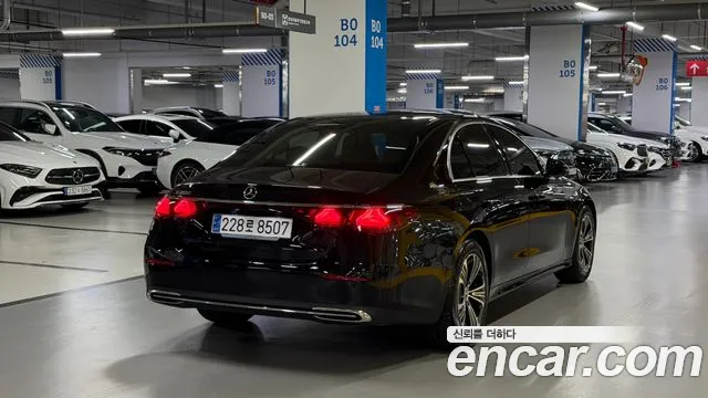 Mercedes-Benz E-Class — Фото автомобиля 4