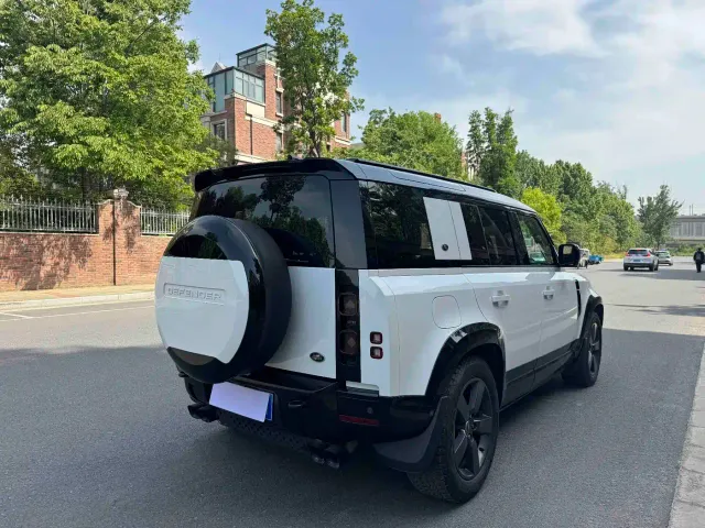 Land Rover Defender — Фото автомобиля 9