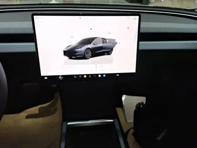 Tesla Model 3 — Фото автомобиля 12