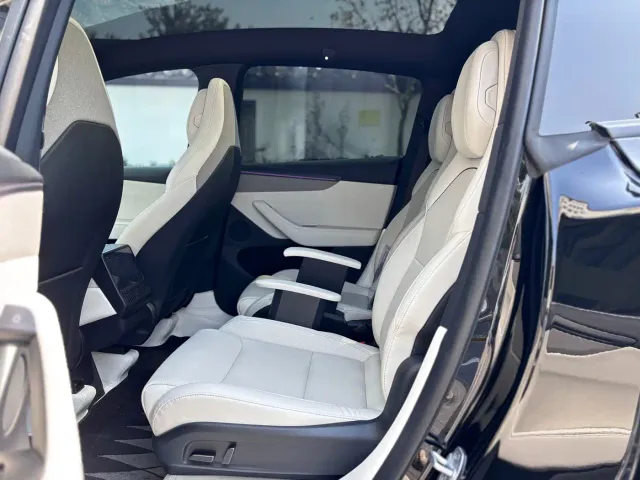 Tesla Model Y L — Фото автомобиля 12