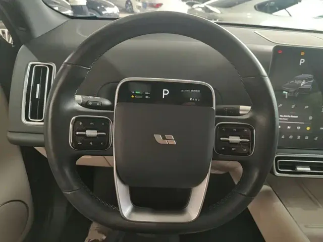 Li Auto L9 — Фото автомобиля 10