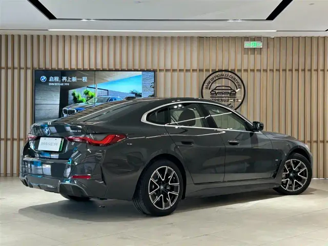 BMW i4 — Фото автомобиля 4