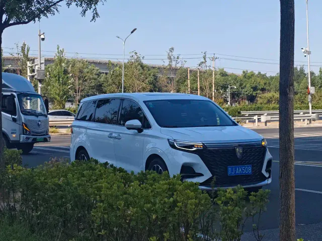 Roewe iMAX8 — Фото автомобиля 3
