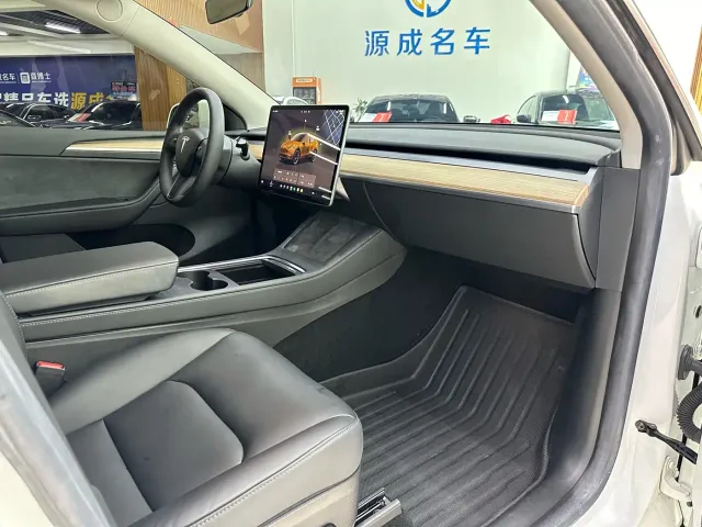 Tesla Model Y — Фото автомобиля 15