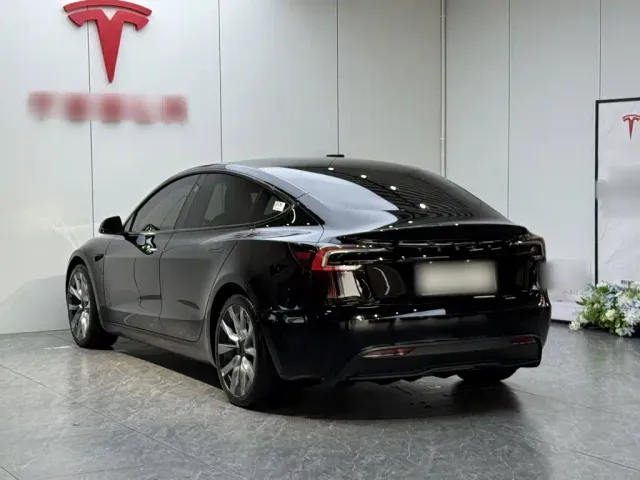 Tesla Model 3 — Фото автомобиля 4