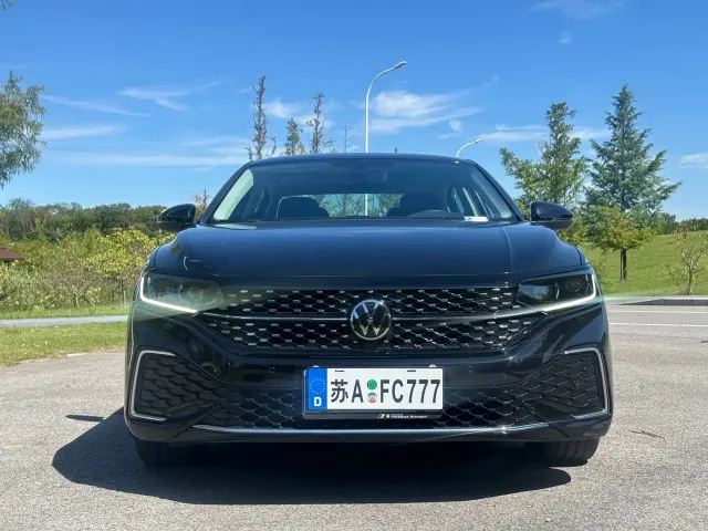 Volkswagen Passat — Фото автомобиля 2