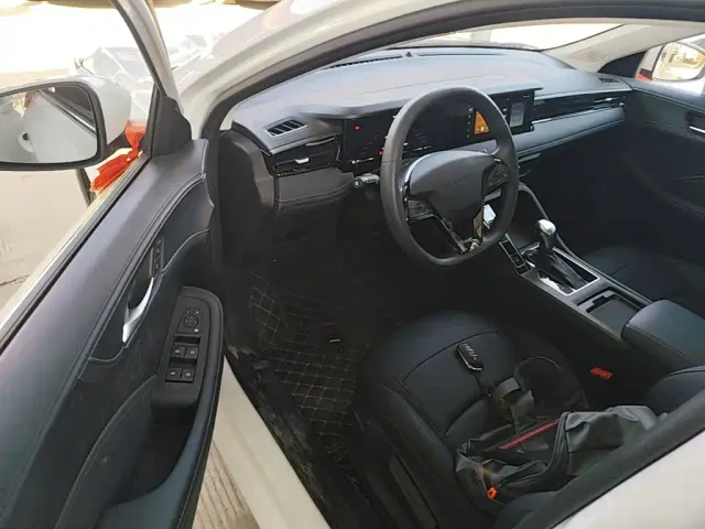 Roewe i5 — Фото автомобиля 15