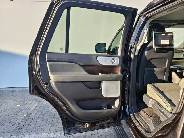 Lincoln Navigator — Фото автомобиля 9