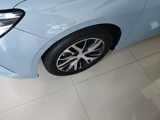 Geely Emgrand — Фото автомобиля 22