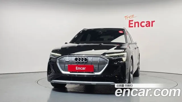 Audi e-tron — Фото автомобиля 2
