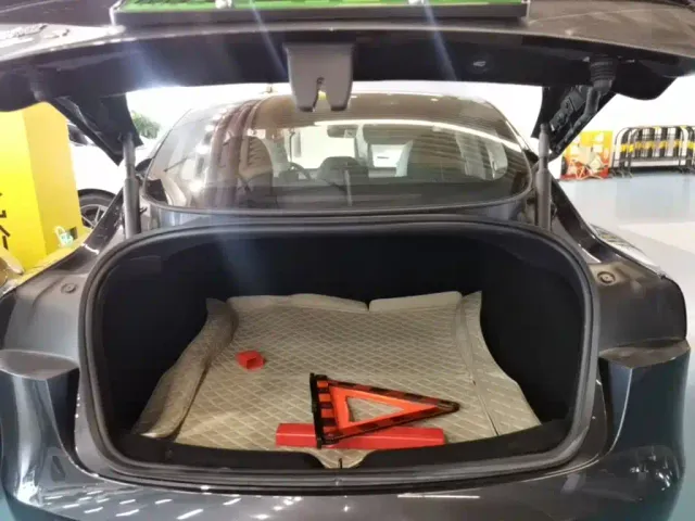 Tesla Model 3 — Фото автомобиля 18