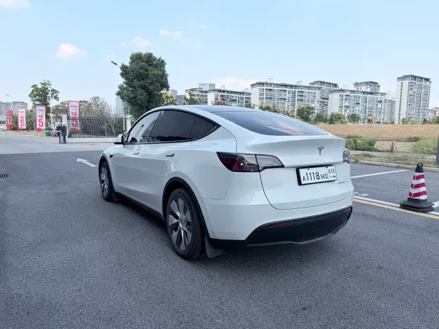 Tesla Model Y — Фото автомобиля 4