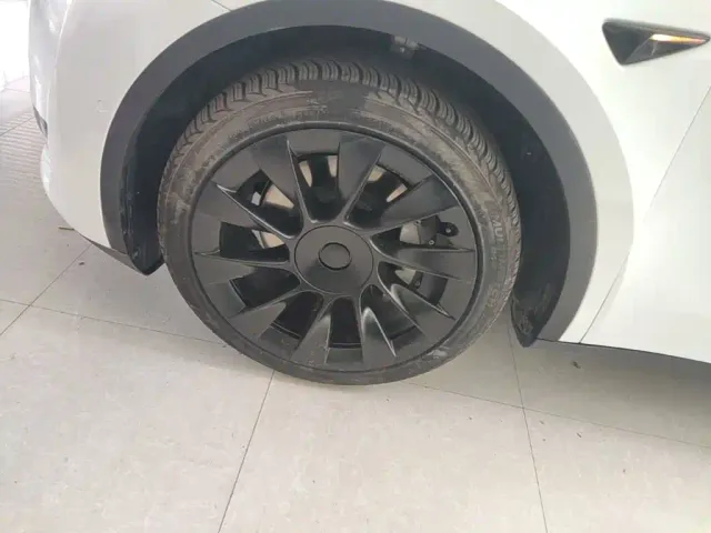 Tesla Model Y — Фото автомобиля 24