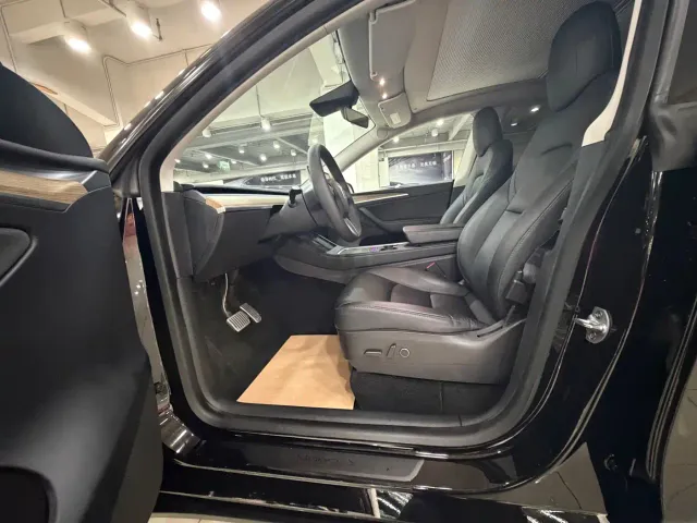 Tesla Model Y — Фото автомобиля 11