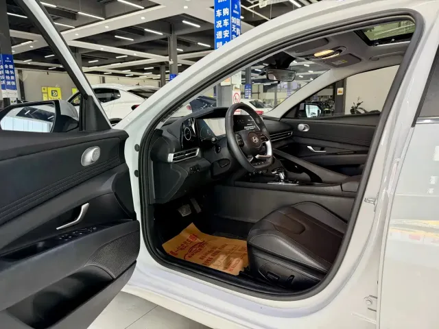Hyundai Elantra 2023 Model 1.5L CVT LUX Premium Edition — Фото автомобиля 4