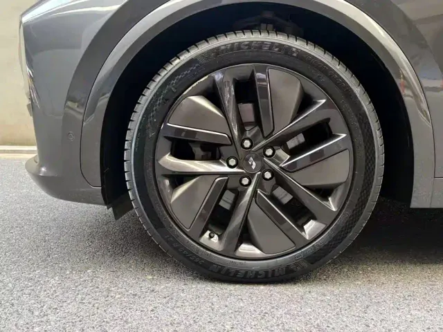 Li Auto L7 — Фото автомобиля 6