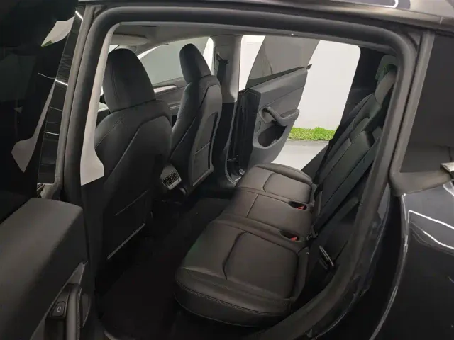 Tesla Model Y — Фото автомобиля 7