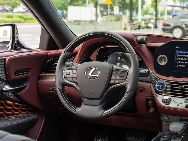 Lexus LS — Фото автомобиля 14