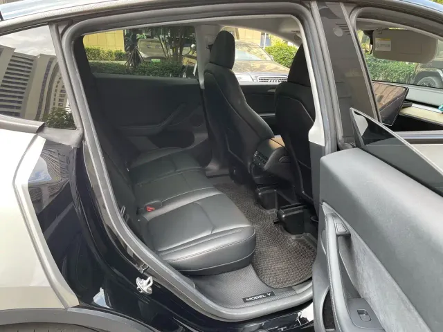 Tesla Model Y — Фото автомобиля 11