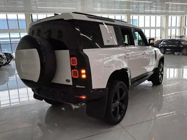 Land Rover Defender — Фото автомобиля 6